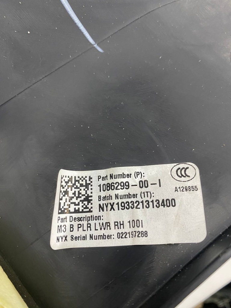 Накладка центральної стійки права ( комплектна ) Tesla Model 3 1086299-00-l