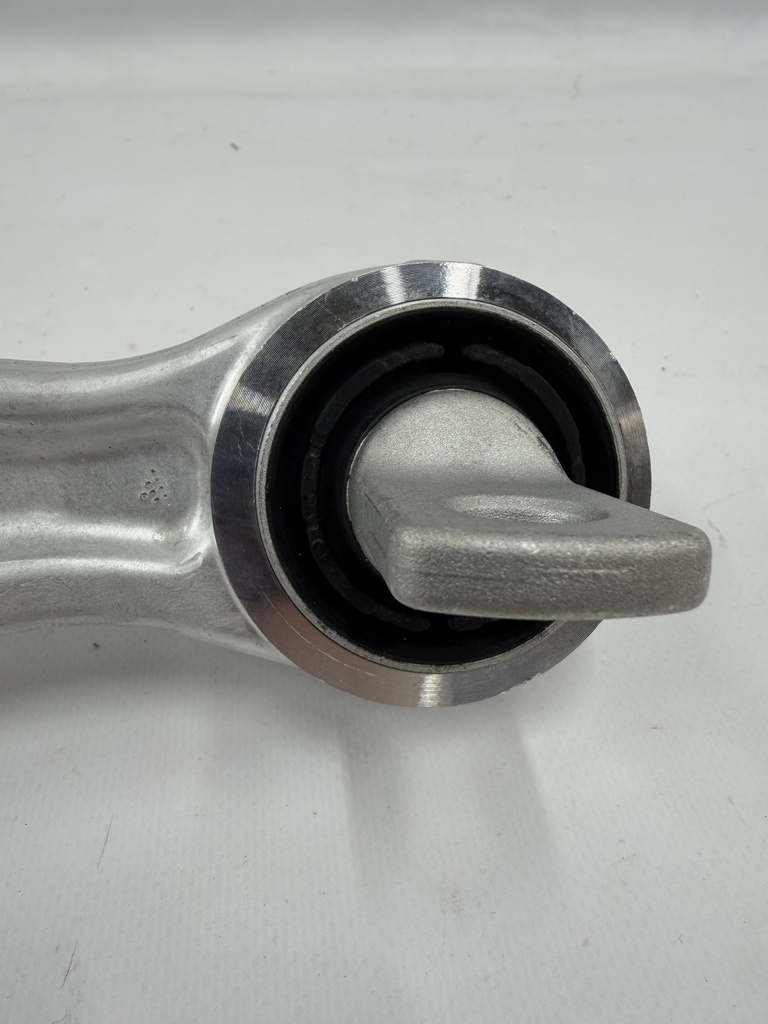 Важіль нижній передньої підвіски правий/лівий Tesla Model 3, 1044341-00-D