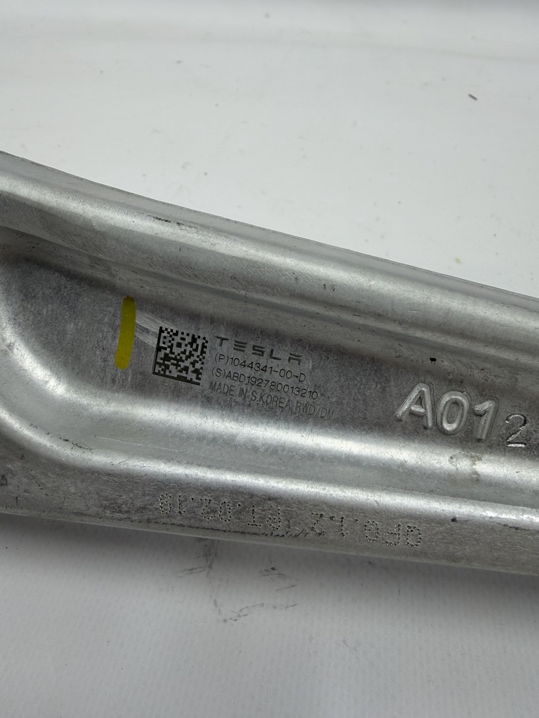 Важіль нижній передньої підвіски правий/лівий Tesla Model 3, 1044341-00-D