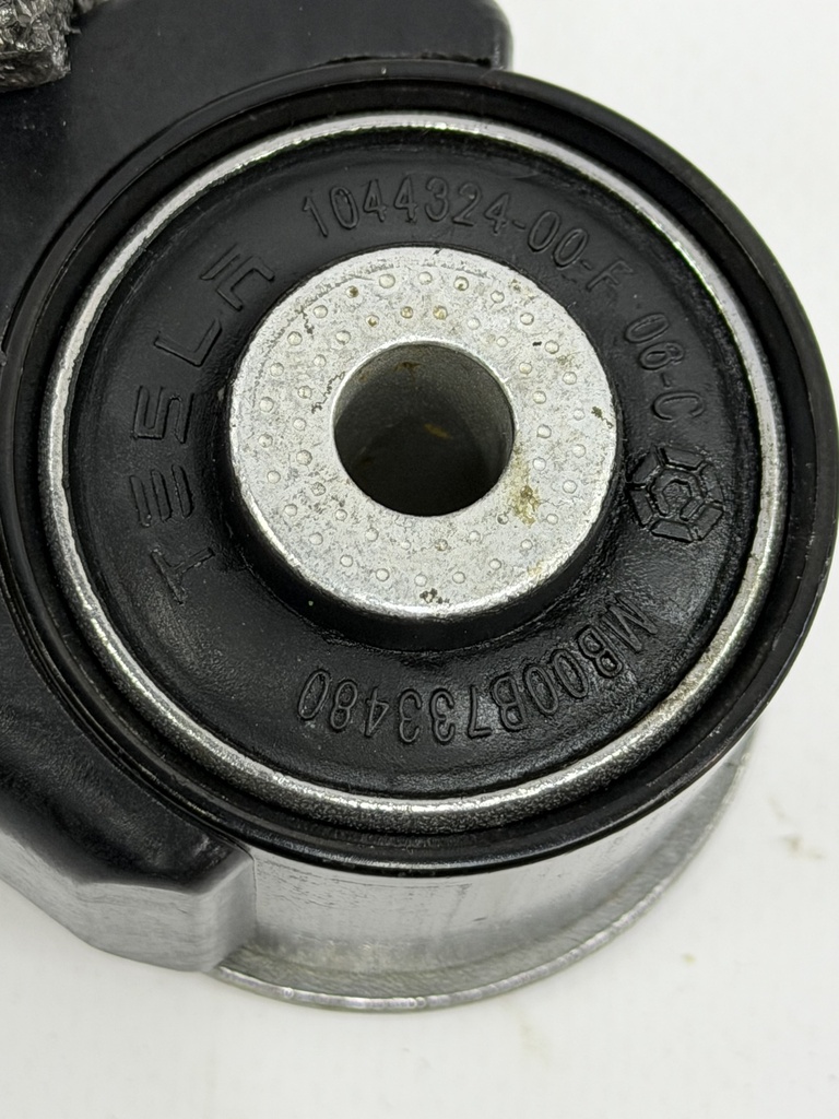 Важіль верхній передній правий (підкова) Tesla Model 3, 1044326-00-J