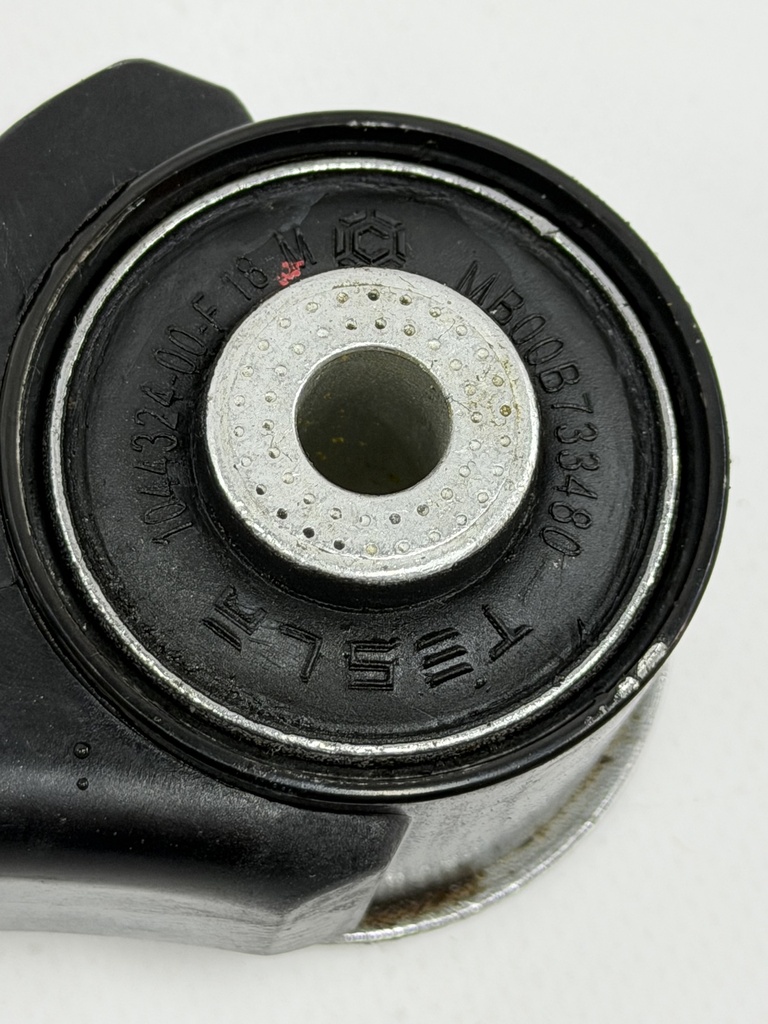 Важіль верхній передній лівий (підкова) Tesla Model 3, 1044321-00-J