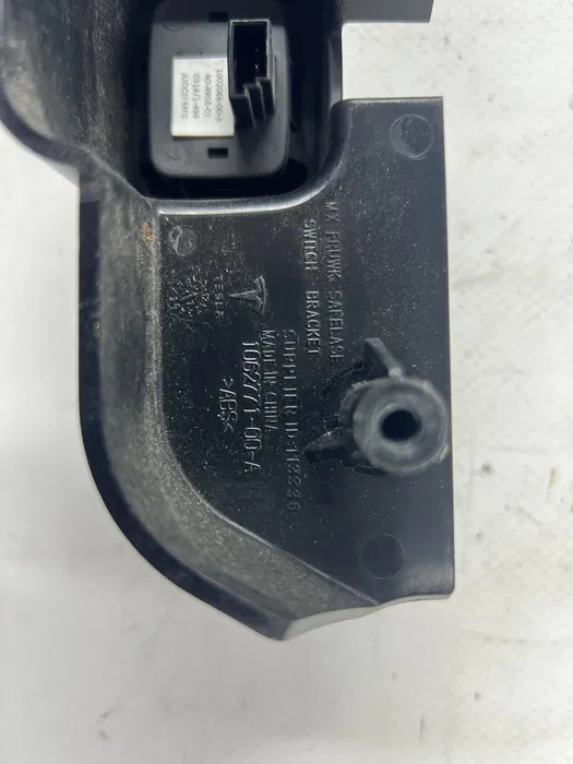 Кнопка аварійного відкриття капота з кроштейном Tesla Model S, 1002066-00-A