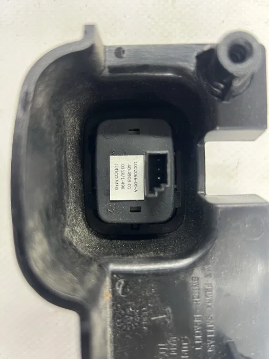 Кнопка аварійного відкриття капота з кроштейном Tesla Model S, 1002066-00-A
