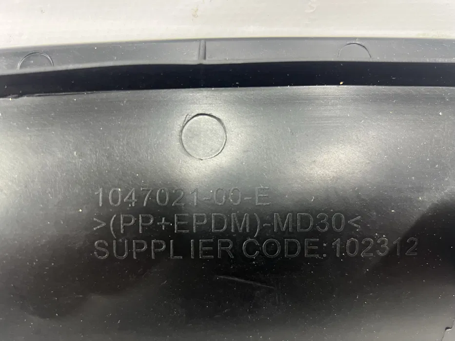 Накладка гриля бампера переднього верхня Tesla Model X,  1047021-00-E