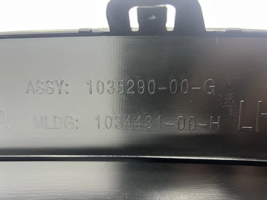 Накладка арки крила задня ліва Tesla Model X, 1035290-00-C