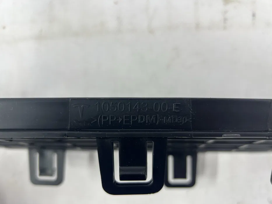 Решітка радіатора переднього бампера Tesla Model X, 1050143-00-E