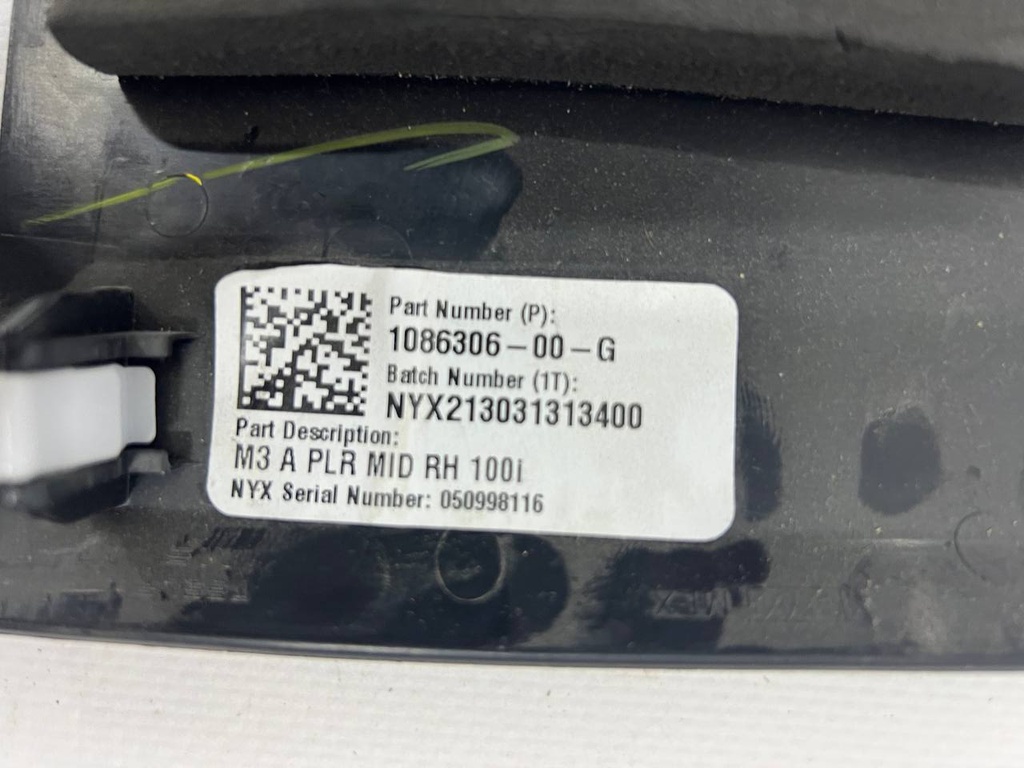 Накладка стійки передньої права середня Tesla Model 3, 1086306-00-G