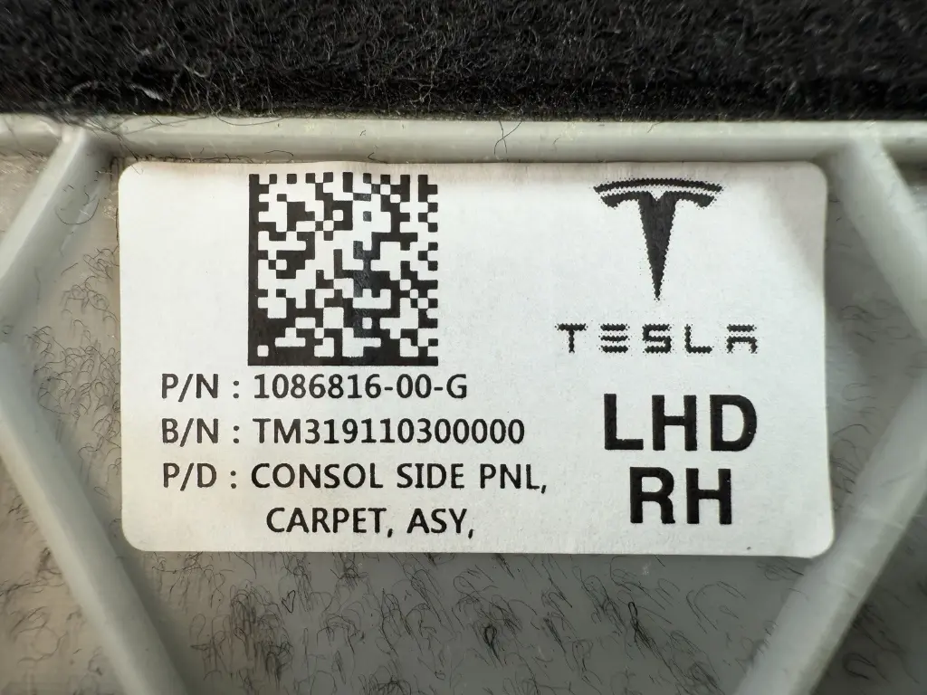 Накладка центральної консолі права Tesla Model 3, 1086816-00-C  