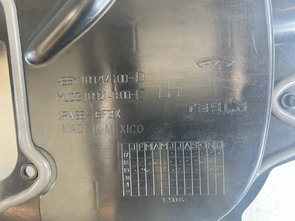 Накладка двері передньої ліва внутрішня Tesla Model 3, 1092146-00-D