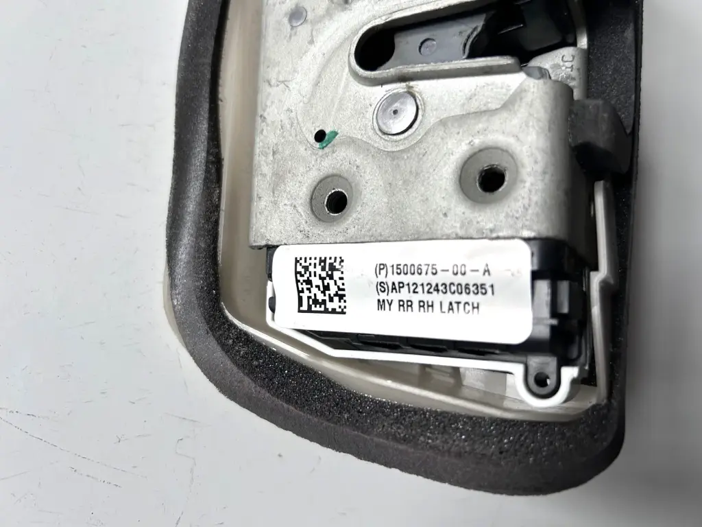 Замок двері задньої правої Tesla Model Y, 1500675-00-A