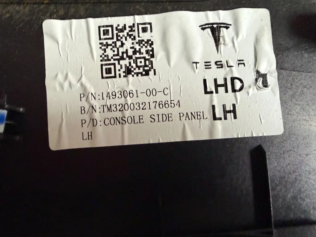 Накладка центральної консолі ліва Tesla Model Y, 1493061-00-C 