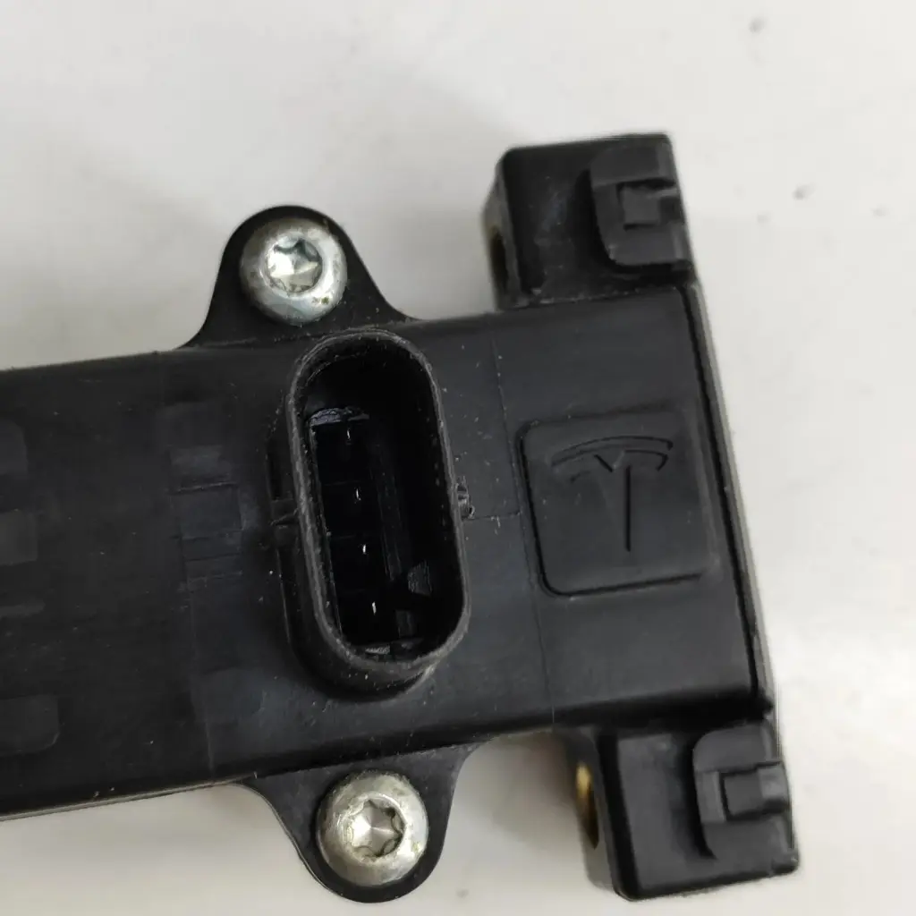 Привід дверей передніх правий Tesla Model X, 1045354-00-B