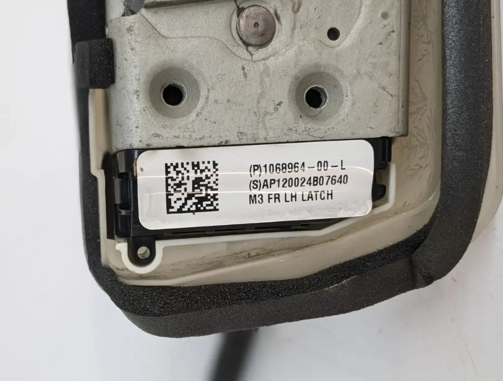 Замок двері передньої лівої Tesla Model 3, 1068964-00-L