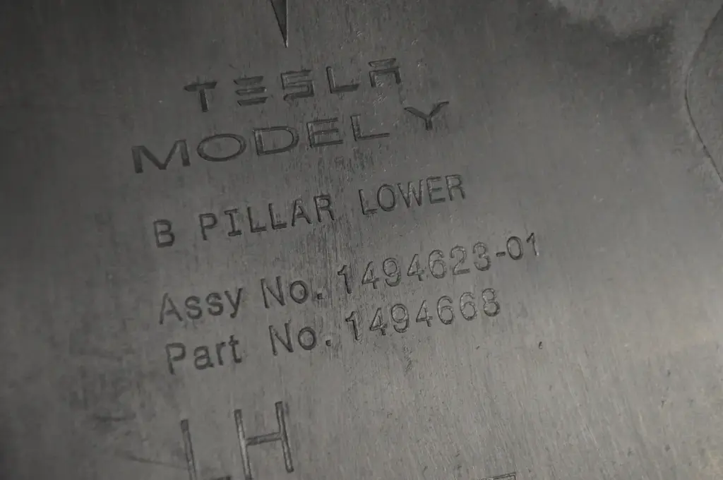 Накладка центральної стійки нижня ліва Tesla Model Y, 1494623-79-A