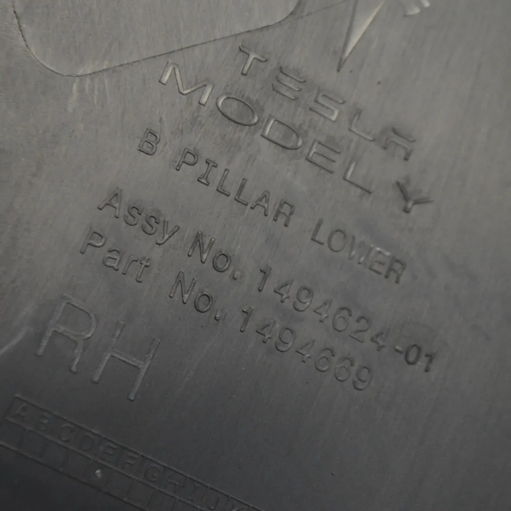 Накладка центральної стійки нижня права Tesla Model Y, 1494624-98-B