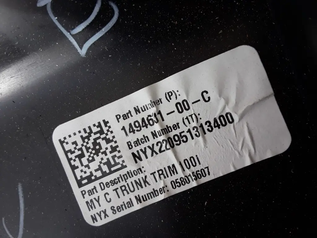 Накладка замка багажника Tesla Model Y, 1494631-00-C
