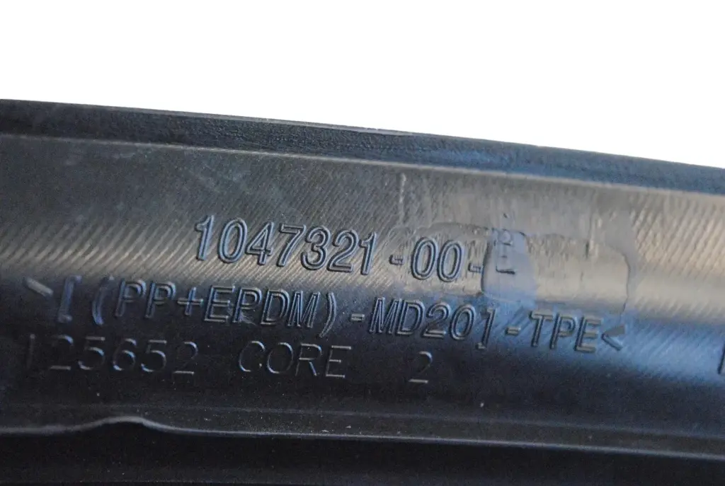 Облицювання прорізу багажника праве Tesla Model X 21+, 1047321-00-E 