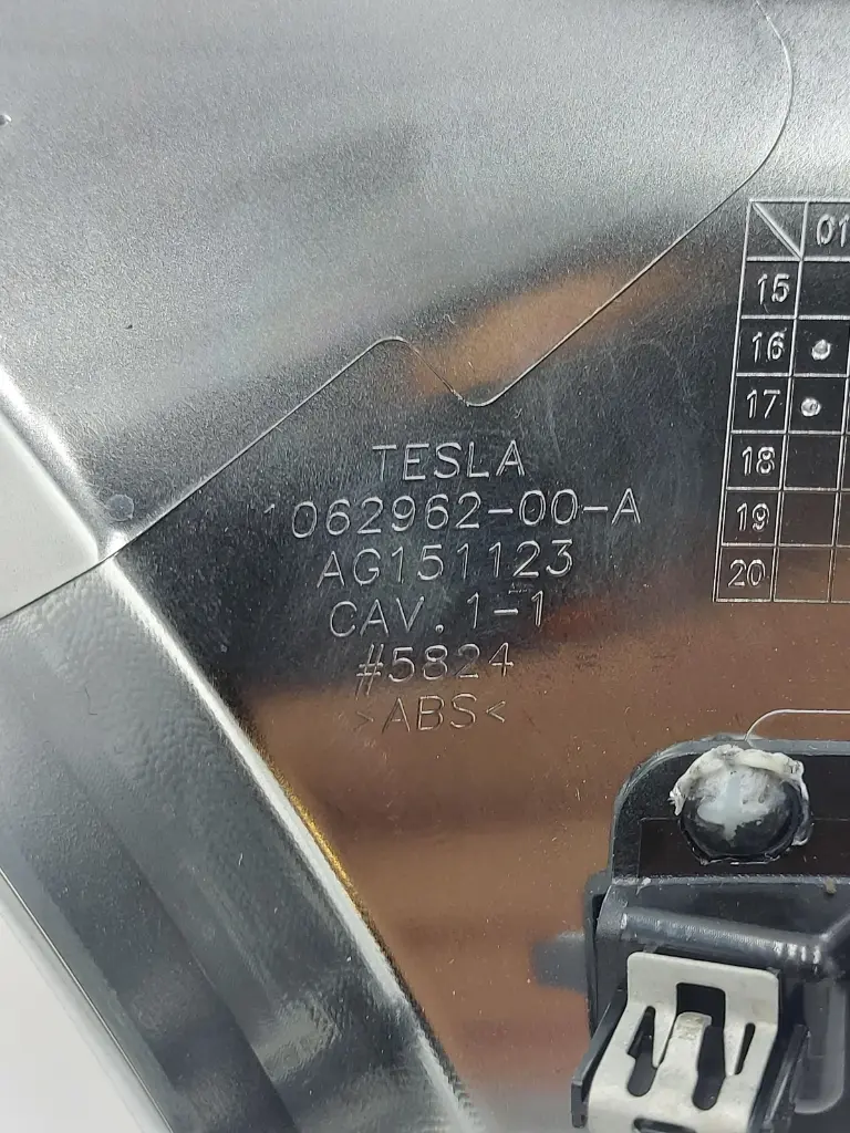 Накладка 2-го ряду сидінь ліва наружна (хром) Tesla Model X, 1062962-00-B 