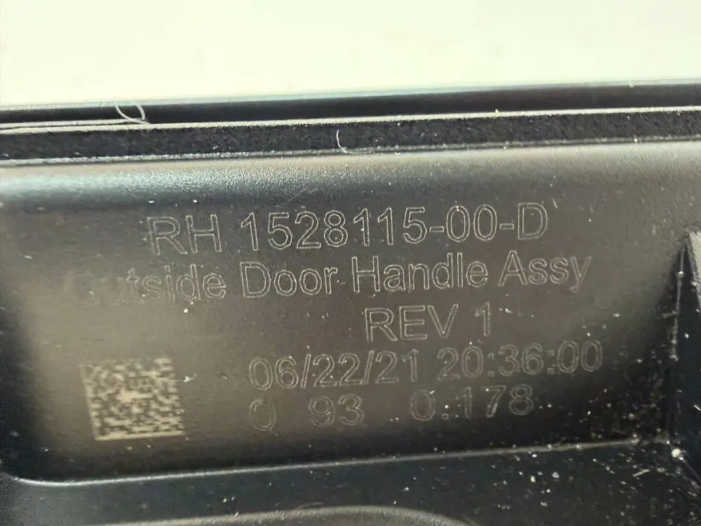 Ручка дверей правої сторони (передніх/задніх) Tesla Model 3/Y, 1528115-00-D