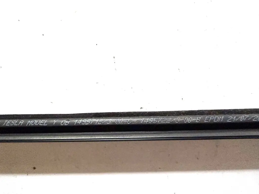 Молдинг двері передньої лівої Tesla Model Y, 1495712-00-C