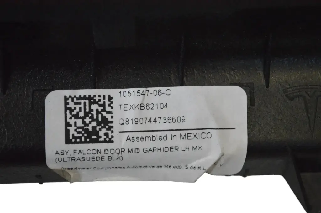 Облицювання двері задньої лівої середнє Tesla Model X, 1051547-06-C