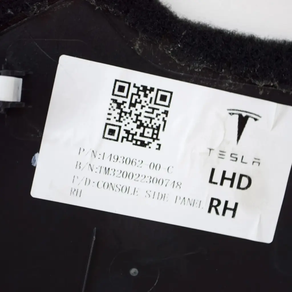 Накладка центральної консолі права Tesla Model Y, 1493062-00-C 