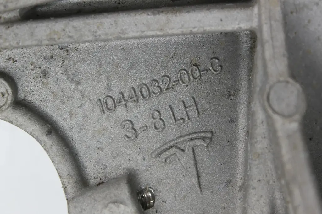 Стакан опорного амортизатора лівого (пружинного) Tesla Model 3, 1044032-00-C