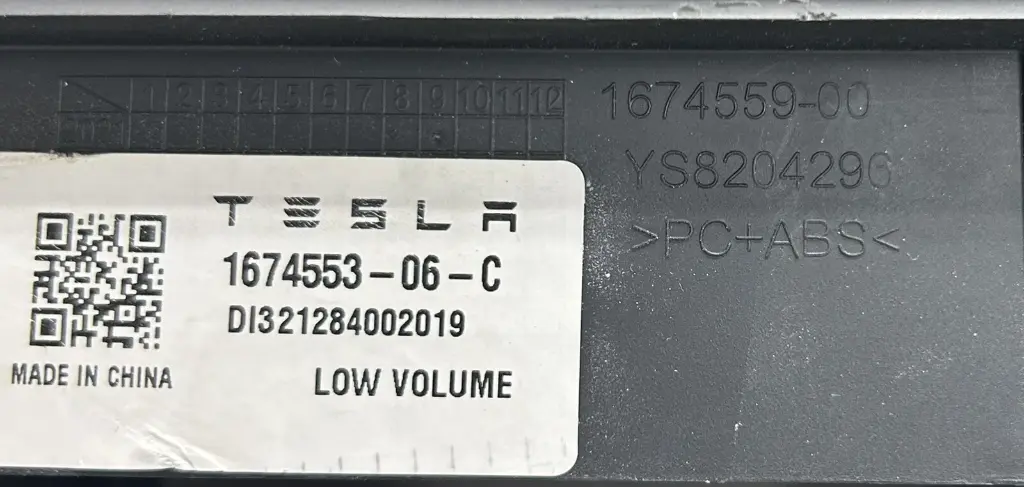 Заглушка дивана 2-го ряду сидінь (Чорна) Tesla Model S 21+, 1674553-06-C