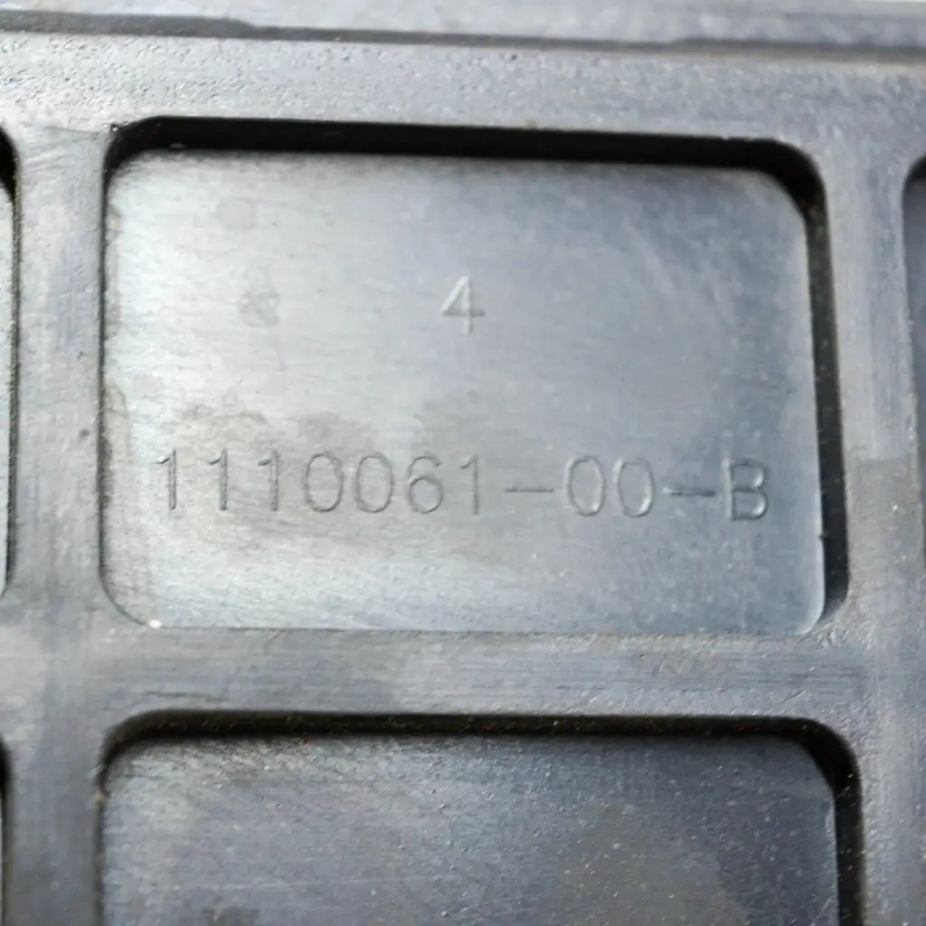 Заглушка кузова задняя Tesla Model 3, 1110061-00-B