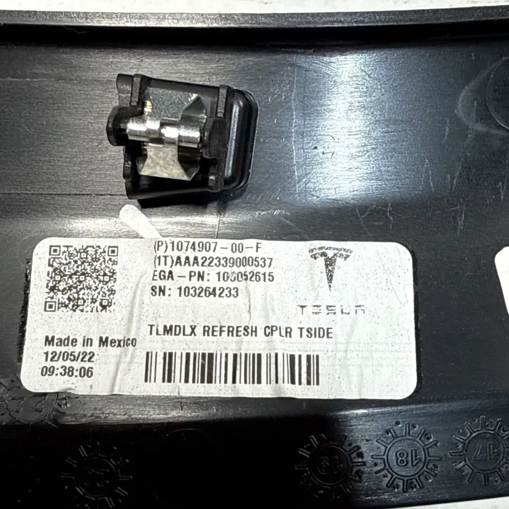 Накладка багажника внутрішня ліва Tesla Model X, 1074907-00-F