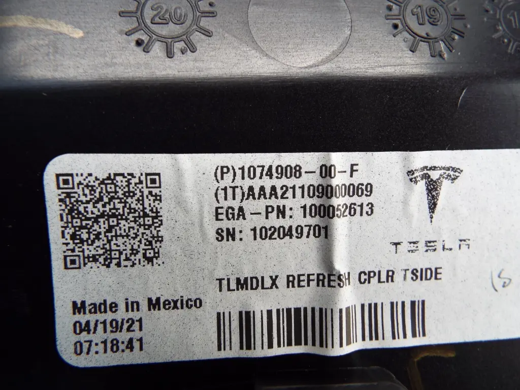 Накладка багажника внутрішня права Tesla Model X, 1074908-99-F