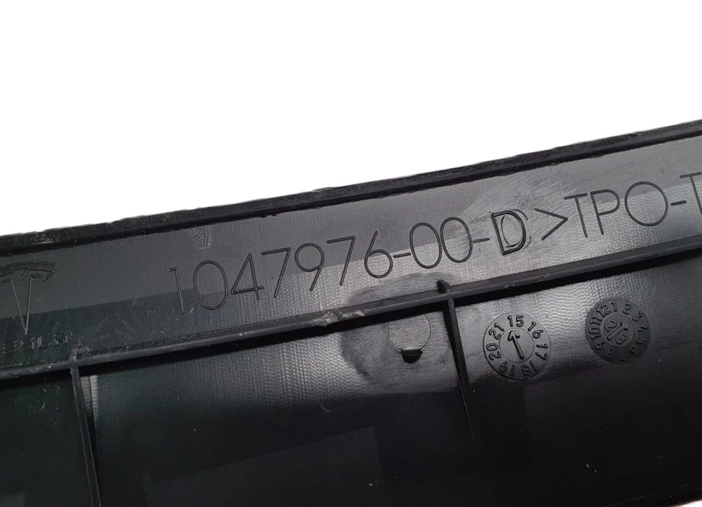 Накладка бампера заднього верхнього Tesla Model X , 1047976-00-D