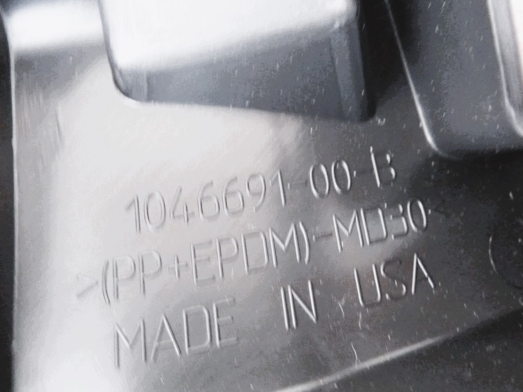 Кронштейн накладки порога правий Tesla Model X, 1046691-00-B