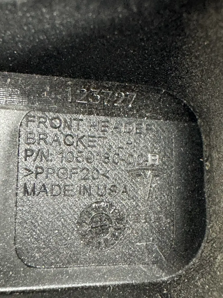 Кронштейн облицювання прорізу задніх лівих дверей Tesla Model X, 1059180-00-B