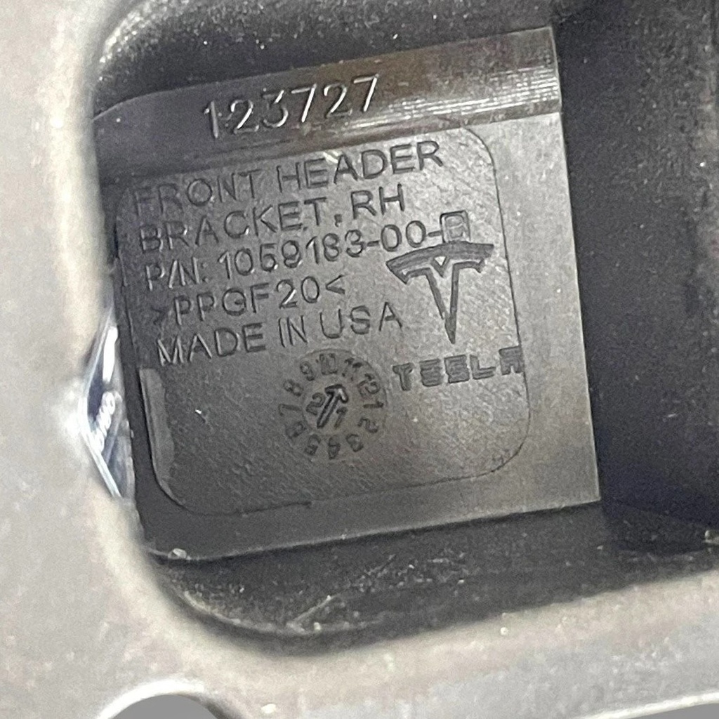 Кронштейн облицювання прорізу задніх правих дверей Tesla Model X, 1059183-00-B