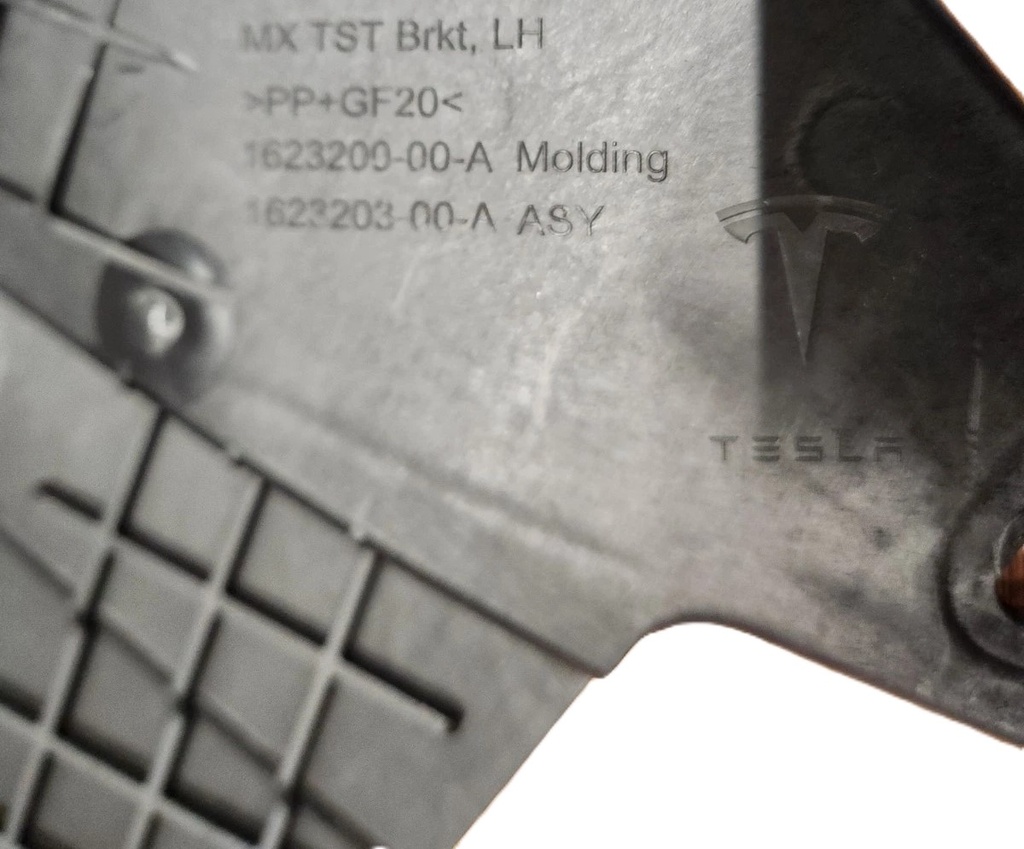 Кронштейн обшивки правий багажного відділення Tesla Model X 21+, 1623201-00-B