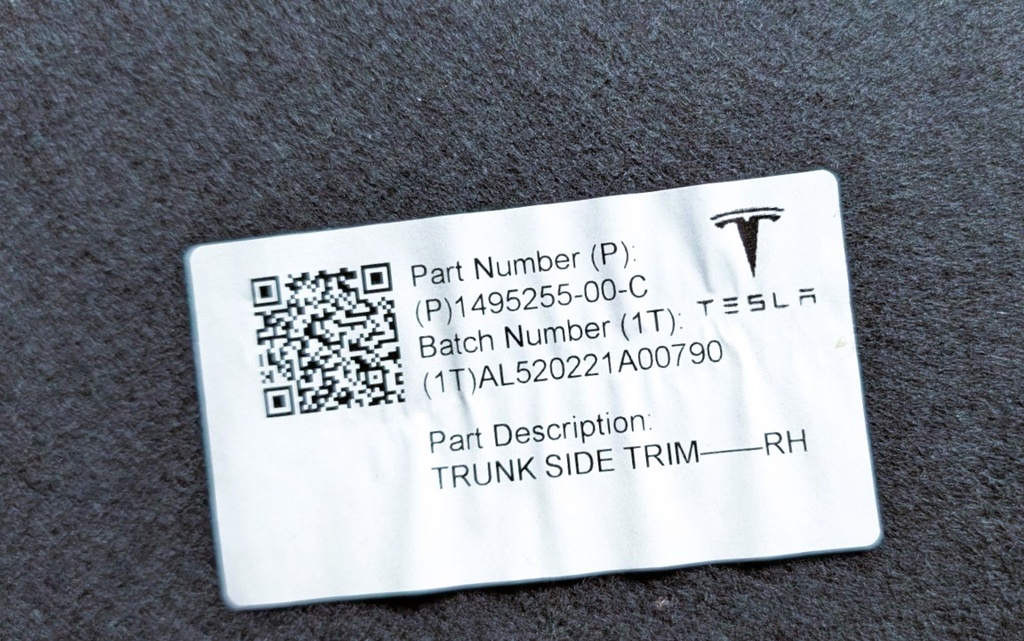 Обшивка багажника задня права Tesla Model Y, 1495255-00-С