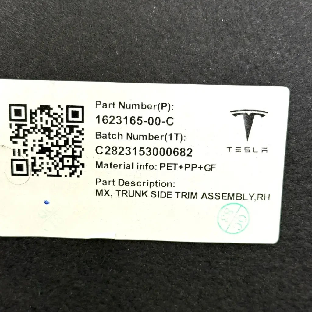 Обшивка багажника права Tesla Model X 21+, 1623165-00-C