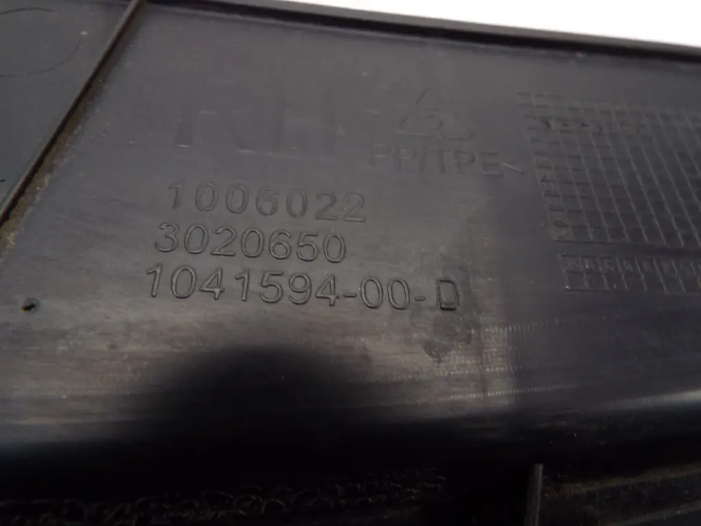 Панель з датчиком закриття задніх правих дверей передня  Tesla Model X, 1041594-00-D