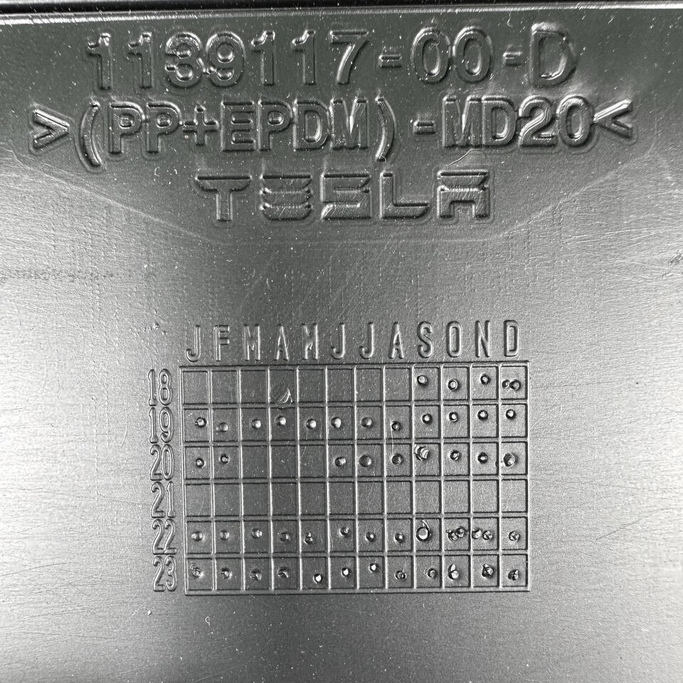 Панель облицювання спинки сидіння 2-го ряду задня Tesla Model X, 1139117-00-D