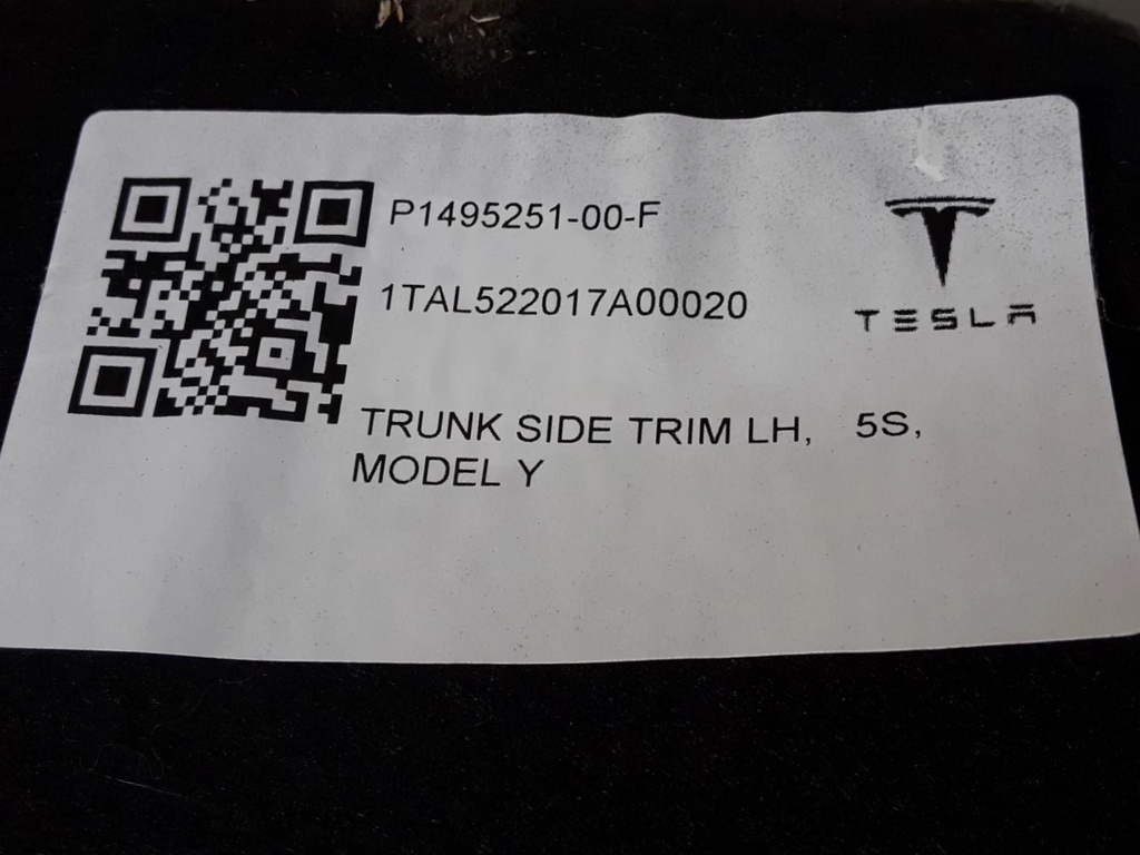 Обшивка кришки багажника ліва (карта) Tesla Model Y, 1495251-00-F