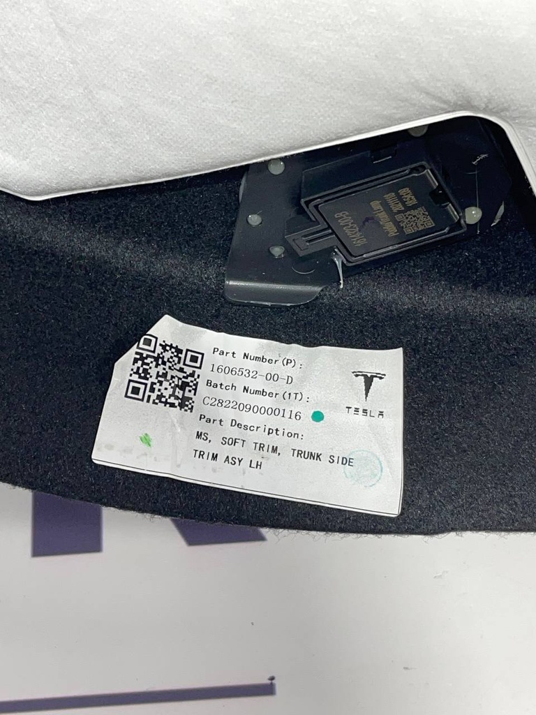 Обшивка багажника задня ліва Tesla Model S 21+, 1606532-00-D