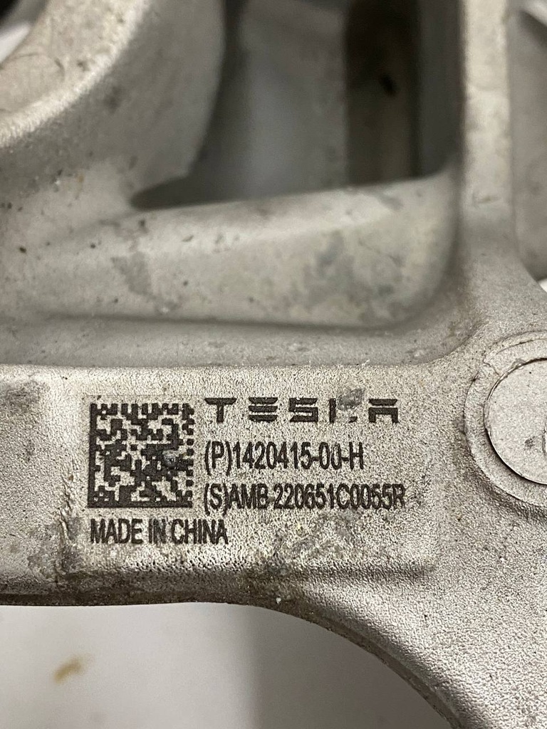 Цапфа задня ліва Tesla Model S 21+, 1420415-00-H