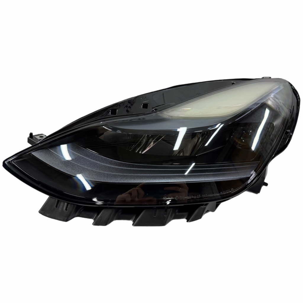 Фара права (матрична) Tesla Model 3, 1077375-50-B (копія)