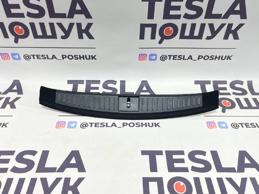 [1610398-84-B] Накладка прорізу заднього багажника внутрішня Tesla Model S 21+, 1610398-84-B
